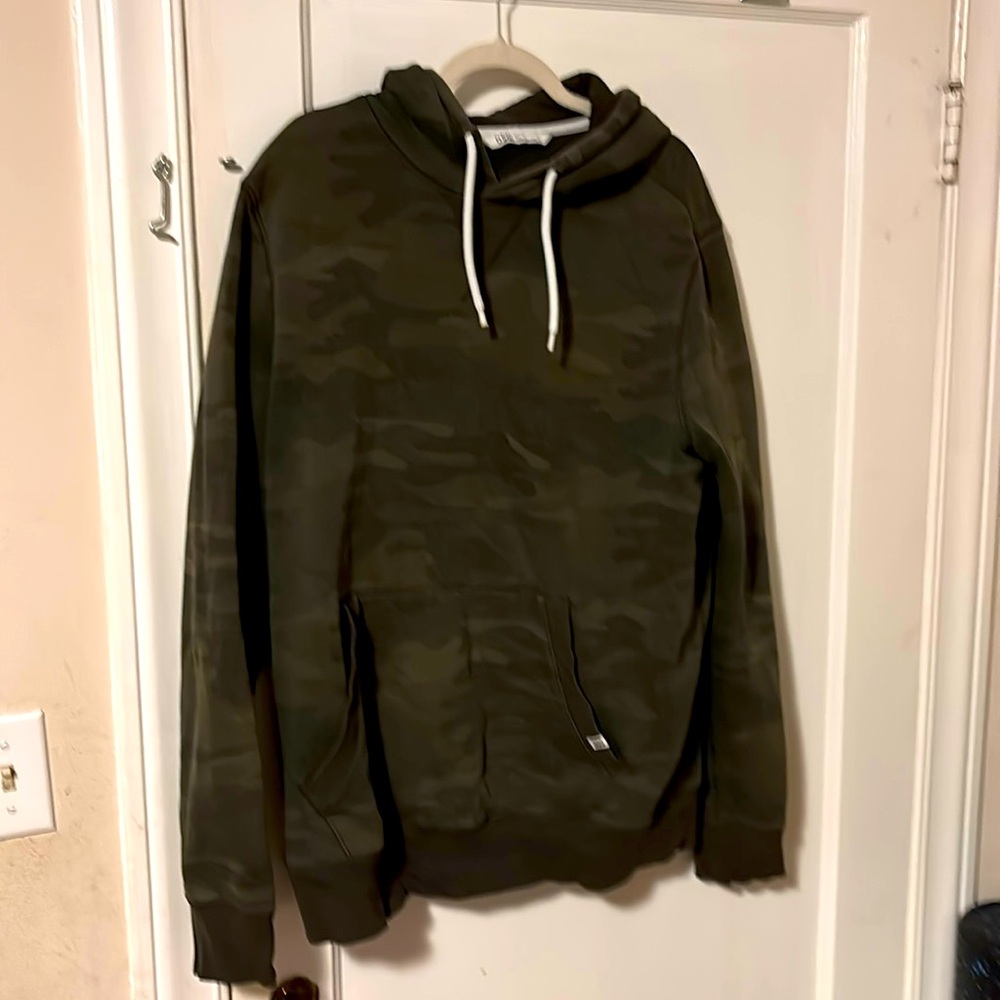 Dicks Sporting Goods Men’s XL Camo Hoodie
Weather resistant